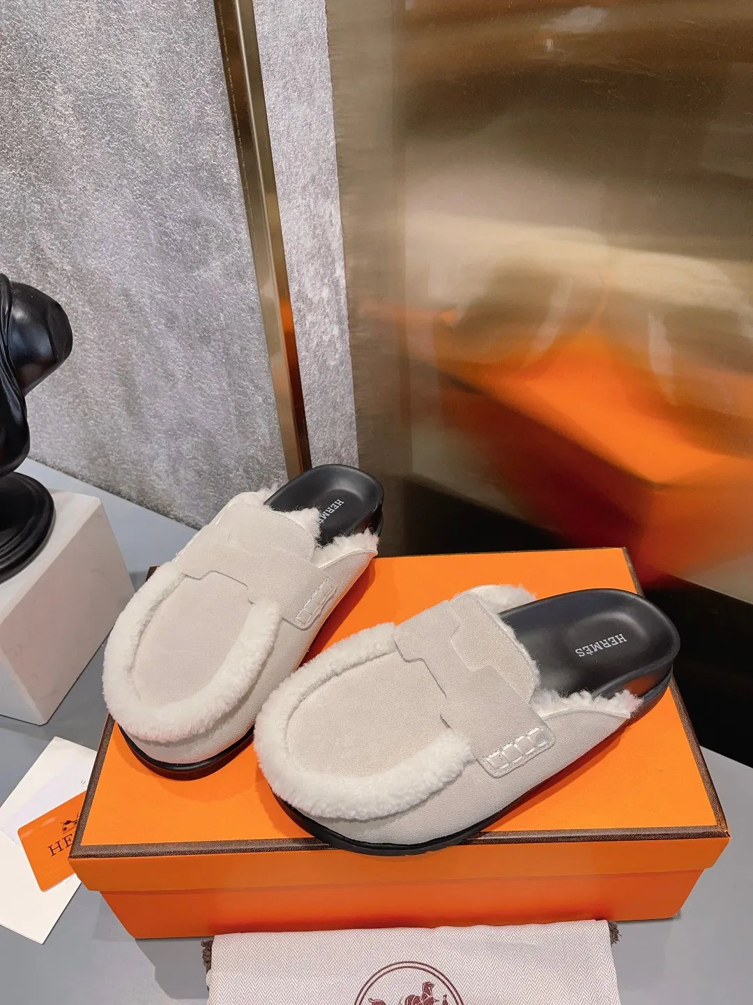 [H Family Hermès] P: 520💰 Size: Male 39-44 (45 customized) Female 35-40 (41 customized) HERMES Hermès top luxury version HERMES Hermès cute half-drag.  Jindian’s family language design! It looks good no matter how you match it! Casual and high-end feeling. The comfort is also great. Paired with various colorful socks, it gives a trendy and high-end feeling. The top version of real wool is high quality. ●Upper: imported cow suede. ●Inner: imported sheepskin. ●Foot pads: imported mixed sheepskin.
